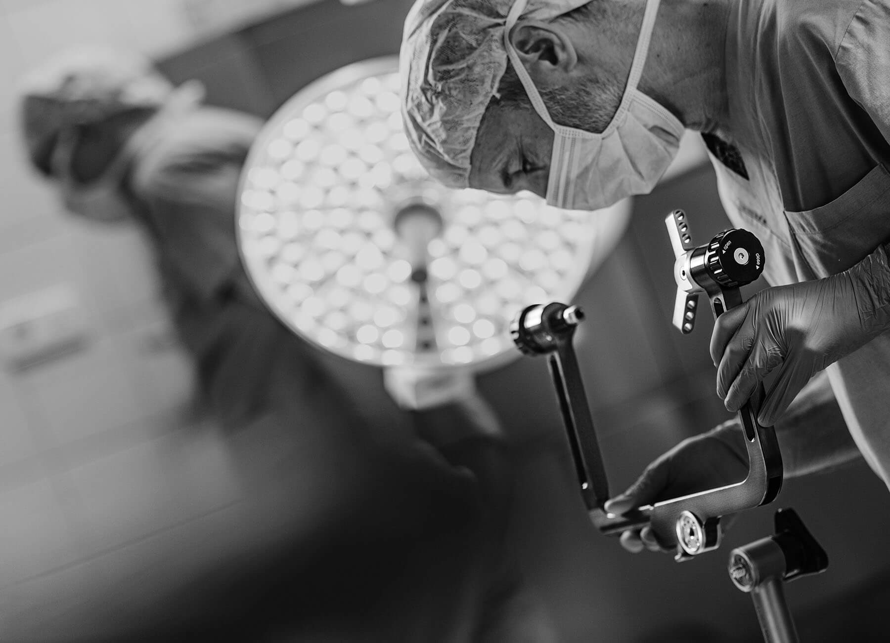 Chirurg mit evoBase Kopfhalterungssystem aus Titan in der Hand